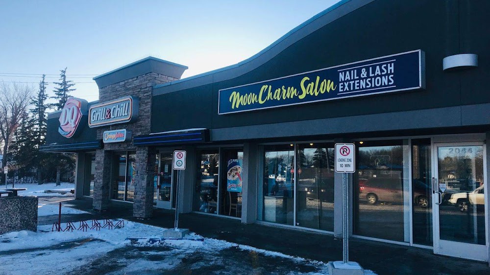 Moon charm nail & lashes