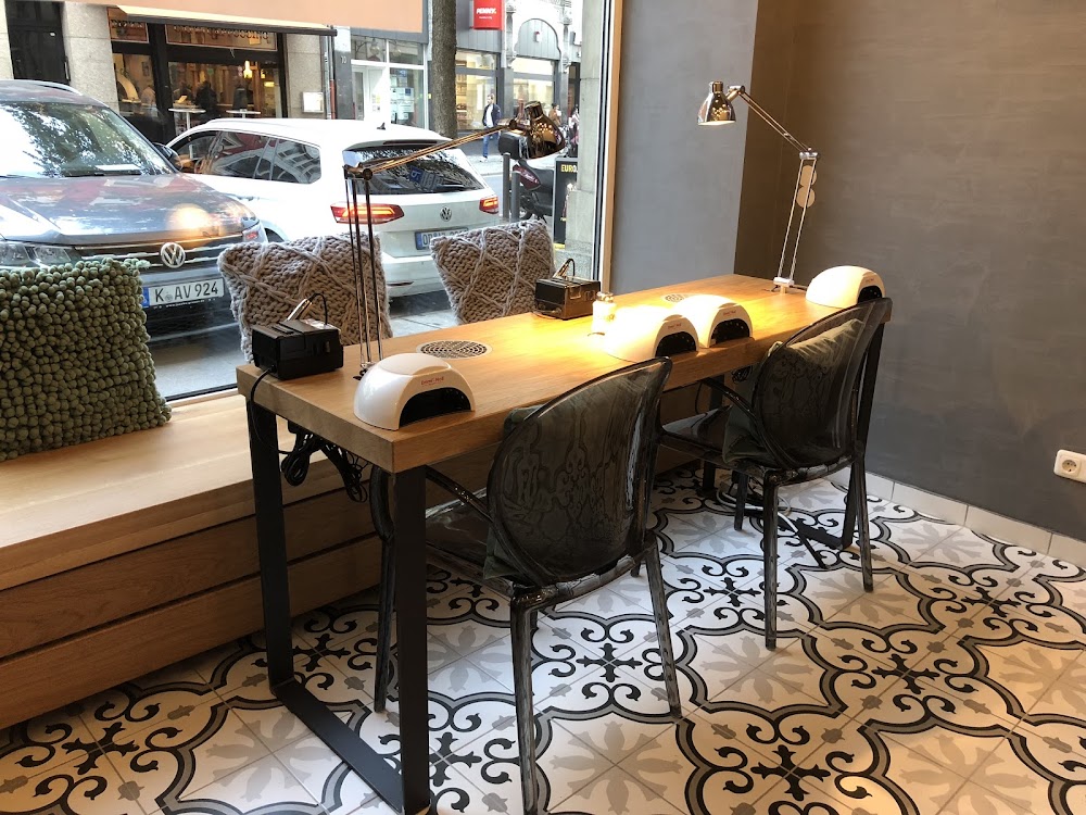 Très Jolie - Nails Lashes Beauty