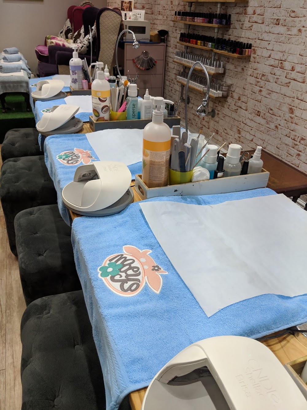 Mooeys Nails & Waxing