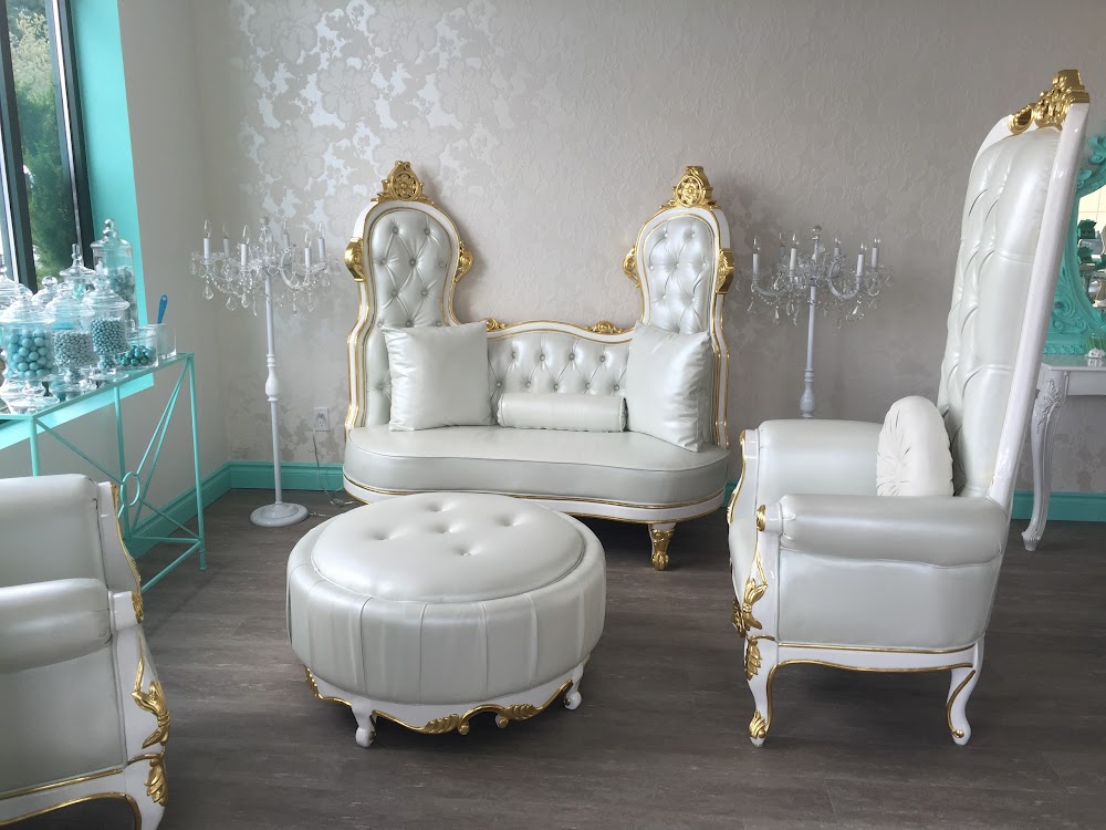 Crème de la Crème Beauty Lounge