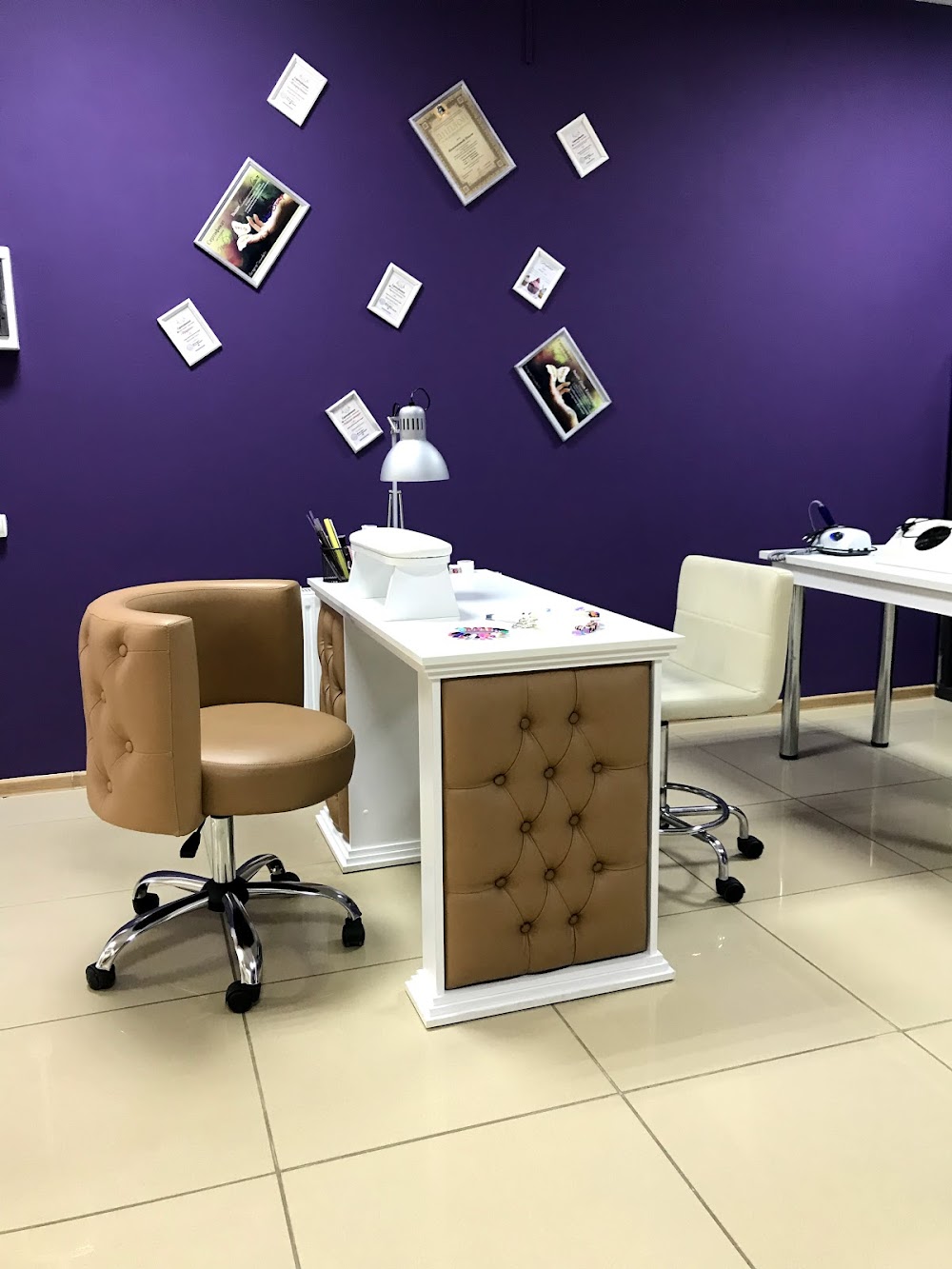 На маникюре