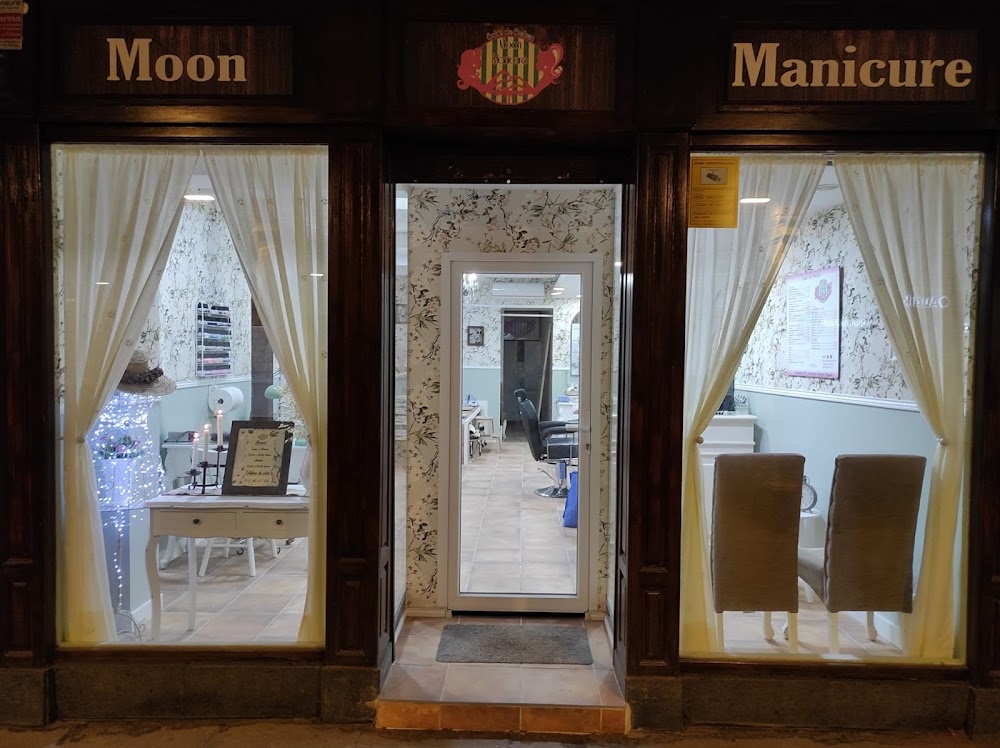 MOON MANICURE