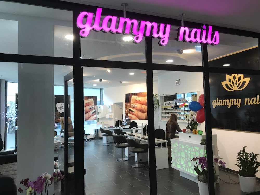 Glammy Nails