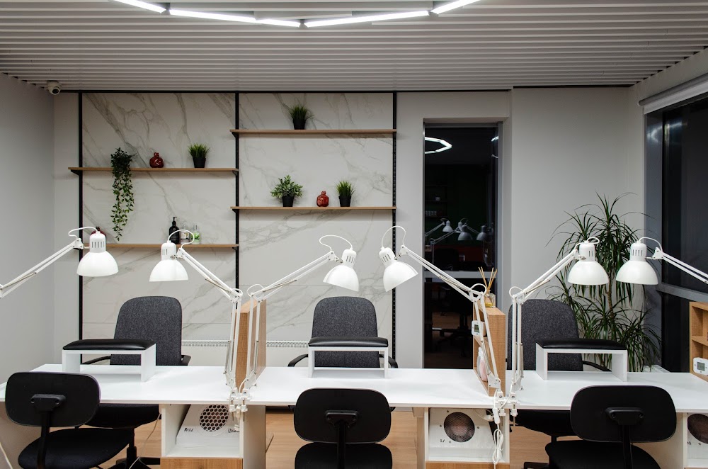 Stydiya nogtevoi estetiki AIVA