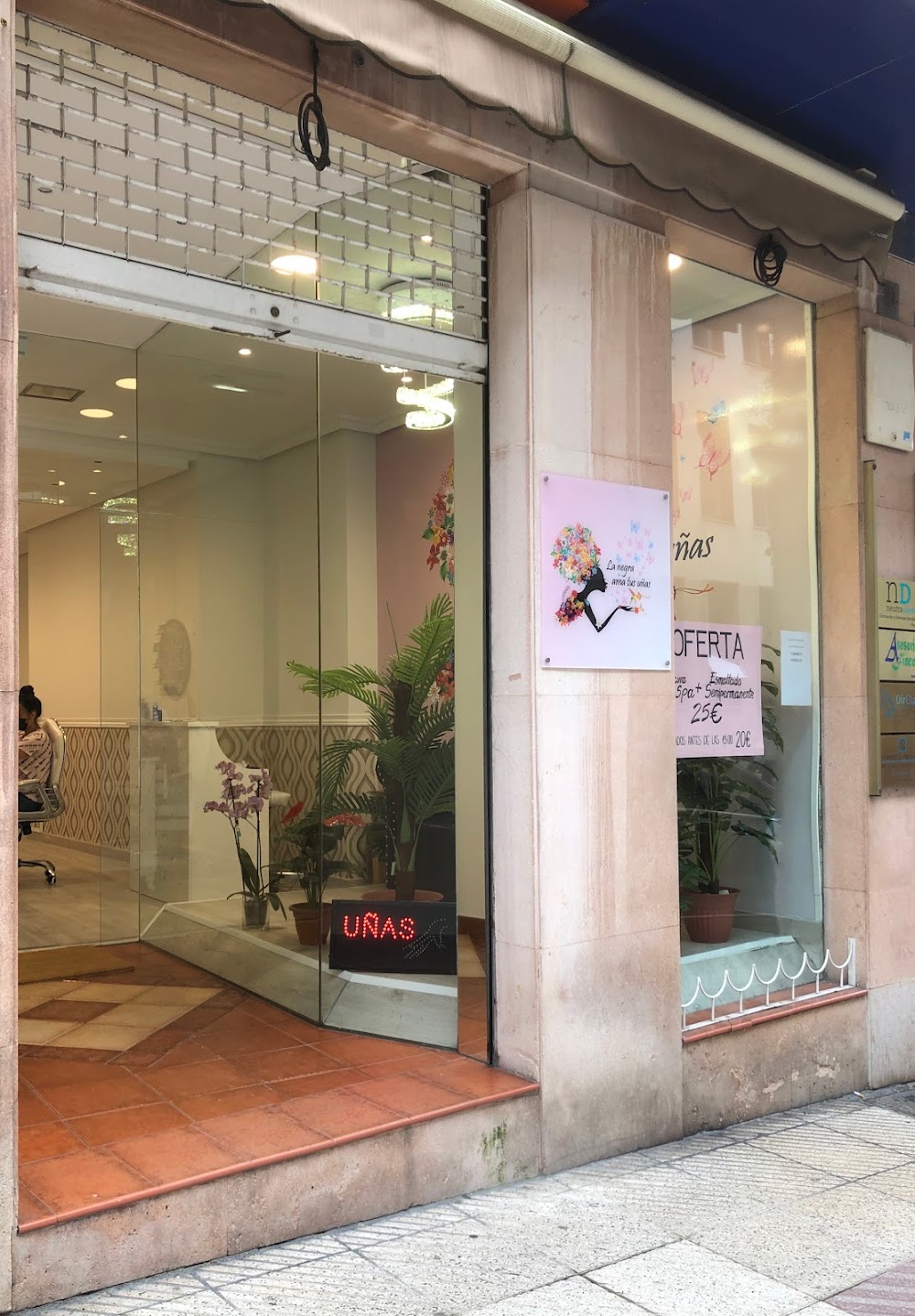 La negra ama tus uñas